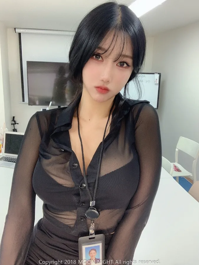 Yunjin - In The Office page 2 full